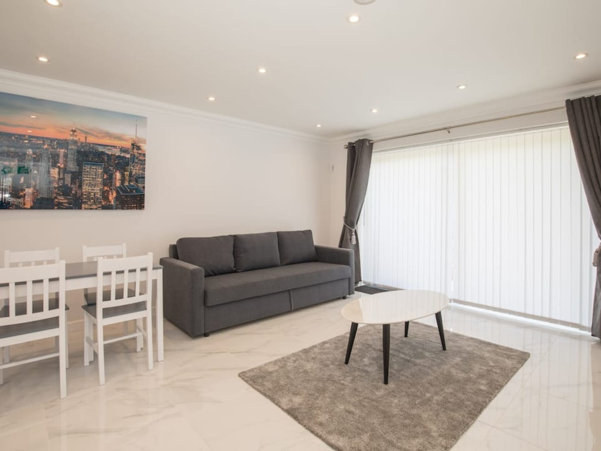 Stylish Modern 4 SLR Apartment : Free Parking